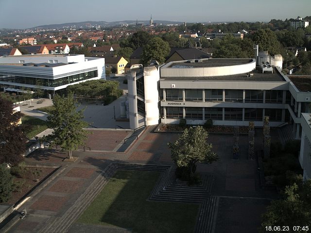 Foto der Webcam: Verwaltungsgebäude, Innenhof mit Audimax, Hörsaal-Gebäude 1