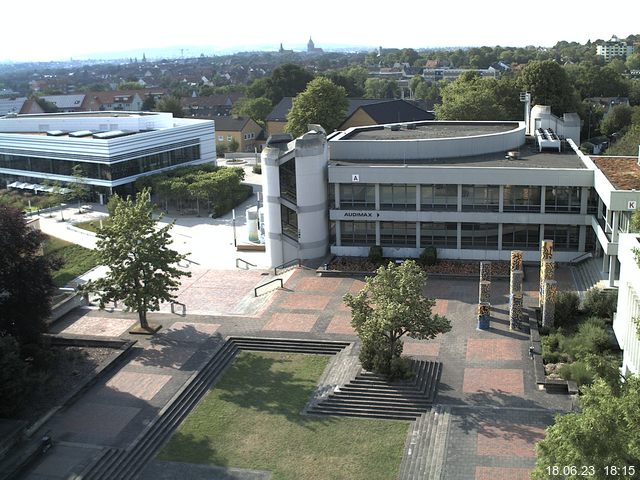 Foto der Webcam: Verwaltungsgebäude, Innenhof mit Audimax, Hörsaal-Gebäude 1