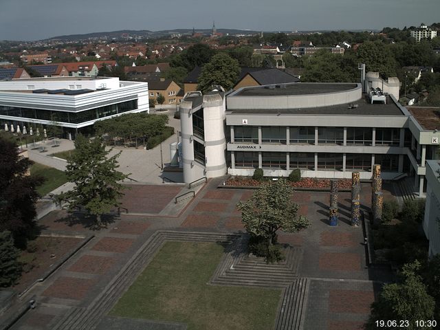 Foto der Webcam: Verwaltungsgebäude, Innenhof mit Audimax, Hörsaal-Gebäude 1