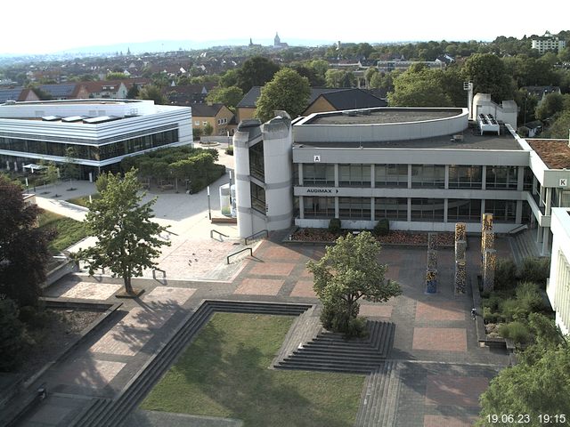 Foto der Webcam: Verwaltungsgebäude, Innenhof mit Audimax, Hörsaal-Gebäude 1