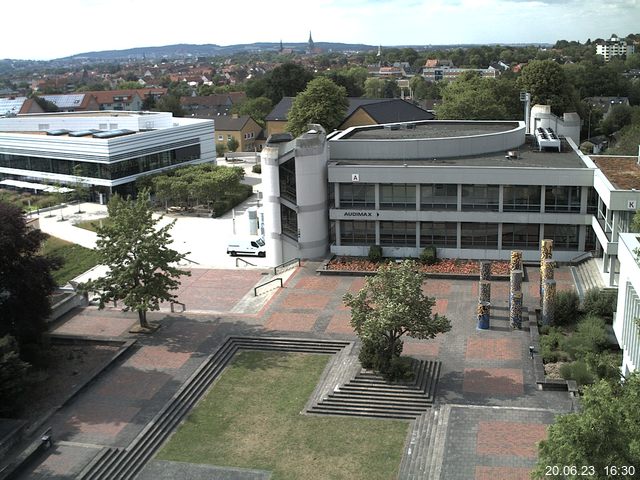 Foto der Webcam: Verwaltungsgebäude, Innenhof mit Audimax, Hörsaal-Gebäude 1