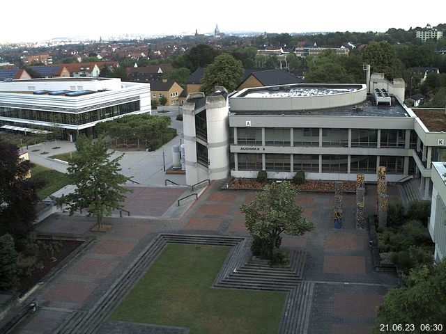 Foto der Webcam: Verwaltungsgebäude, Innenhof mit Audimax, Hörsaal-Gebäude 1