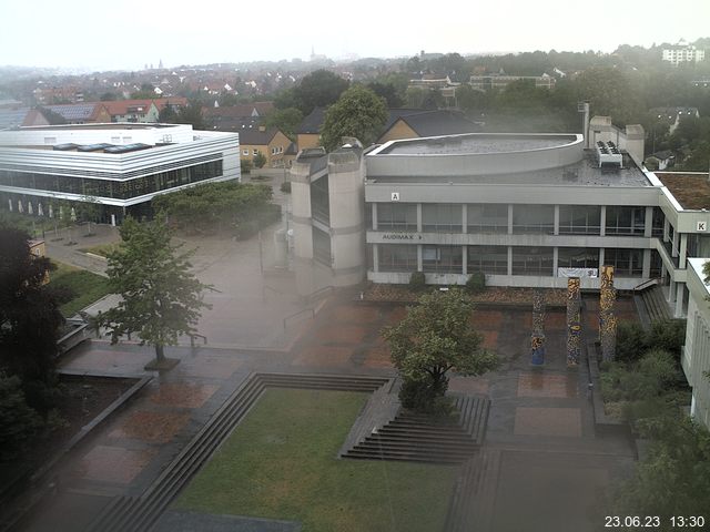 Foto der Webcam: Verwaltungsgebäude, Innenhof mit Audimax, Hörsaal-Gebäude 1