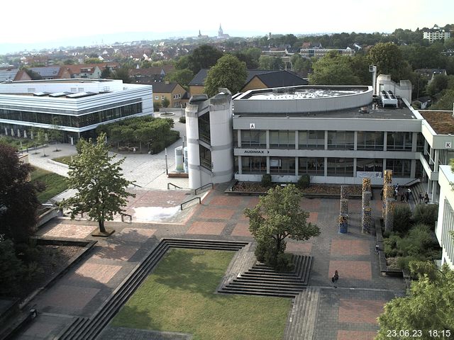 Foto der Webcam: Verwaltungsgebäude, Innenhof mit Audimax, Hörsaal-Gebäude 1