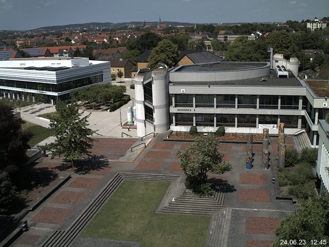 Foto der Webcam: Verwaltungsgebäude, Innenhof mit Audimax, Hörsaal-Gebäude 1