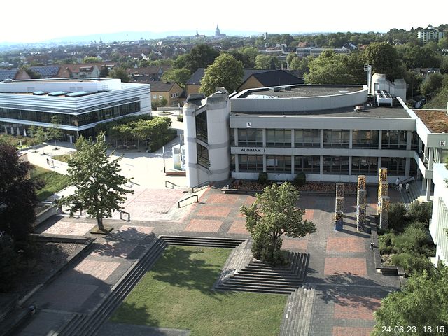 Foto der Webcam: Verwaltungsgebäude, Innenhof mit Audimax, Hörsaal-Gebäude 1