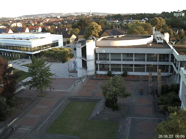 Foto der Webcam: Verwaltungsgebäude, Innenhof mit Audimax, Hörsaal-Gebäude 1