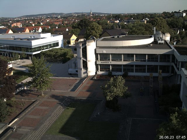 Foto der Webcam: Verwaltungsgebäude, Innenhof mit Audimax, Hörsaal-Gebäude 1