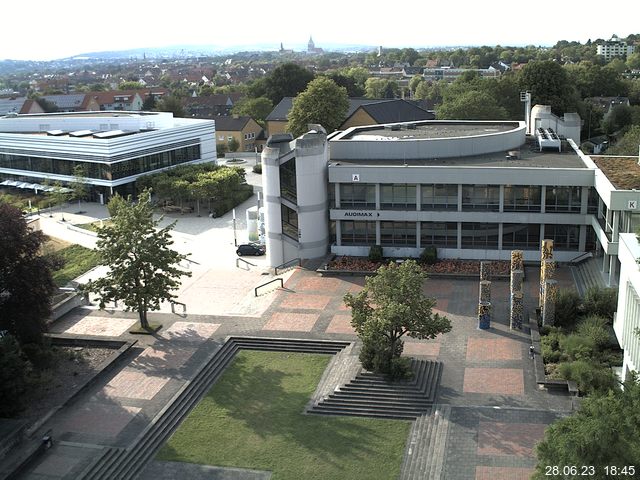 Foto der Webcam: Verwaltungsgebäude, Innenhof mit Audimax, Hörsaal-Gebäude 1