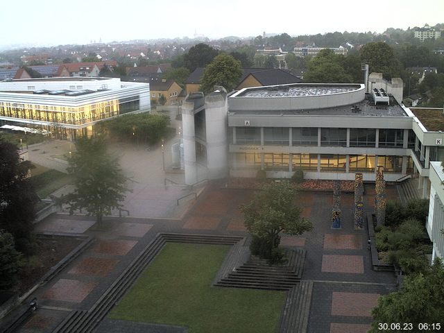 Foto der Webcam: Verwaltungsgebäude, Innenhof mit Audimax, Hörsaal-Gebäude 1