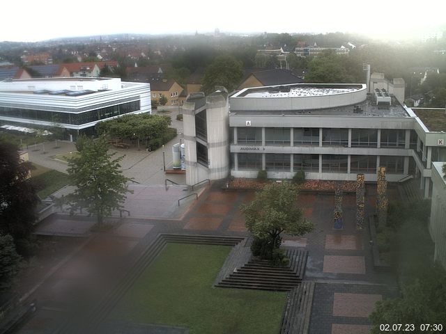 Foto der Webcam: Verwaltungsgebäude, Innenhof mit Audimax, Hörsaal-Gebäude 1