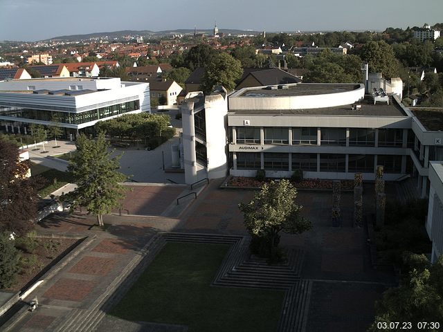 Foto der Webcam: Verwaltungsgebäude, Innenhof mit Audimax, Hörsaal-Gebäude 1