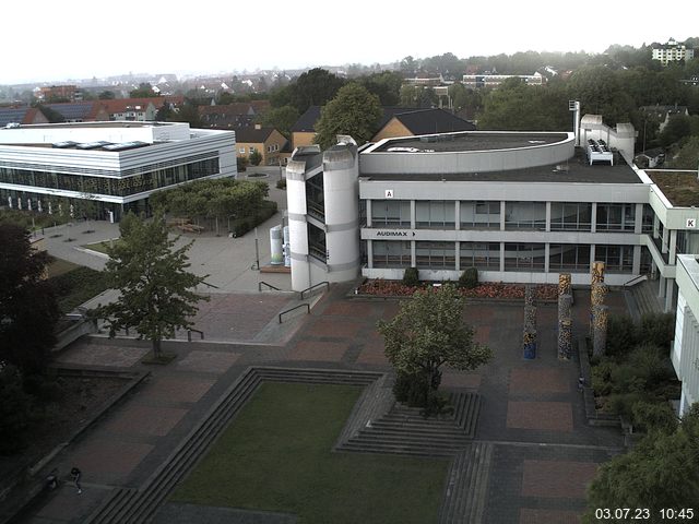 Foto der Webcam: Verwaltungsgebäude, Innenhof mit Audimax, Hörsaal-Gebäude 1