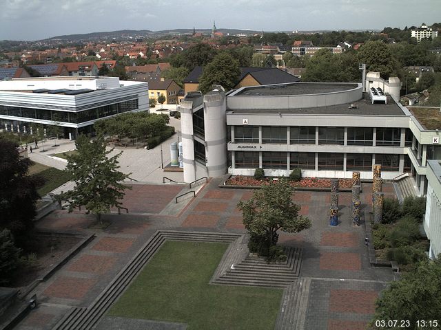 Foto der Webcam: Verwaltungsgebäude, Innenhof mit Audimax, Hörsaal-Gebäude 1