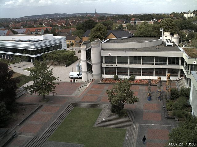 Foto der Webcam: Verwaltungsgebäude, Innenhof mit Audimax, Hörsaal-Gebäude 1