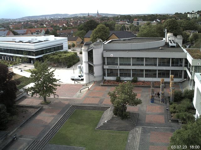 Foto der Webcam: Verwaltungsgebäude, Innenhof mit Audimax, Hörsaal-Gebäude 1