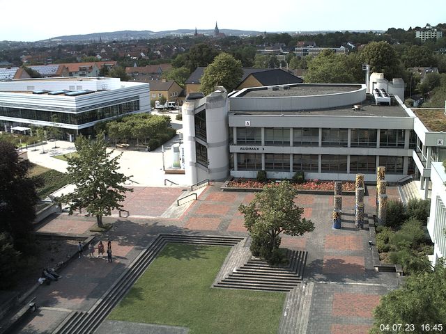 Foto der Webcam: Verwaltungsgebäude, Innenhof mit Audimax, Hörsaal-Gebäude 1