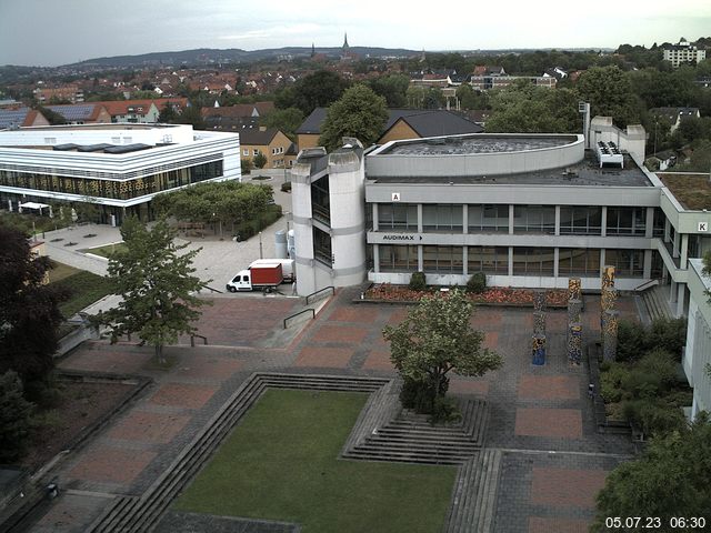 Foto der Webcam: Verwaltungsgebäude, Innenhof mit Audimax, Hörsaal-Gebäude 1