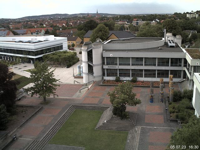 Foto der Webcam: Verwaltungsgebäude, Innenhof mit Audimax, Hörsaal-Gebäude 1