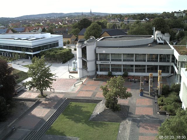 Foto der Webcam: Verwaltungsgebäude, Innenhof mit Audimax, Hörsaal-Gebäude 1