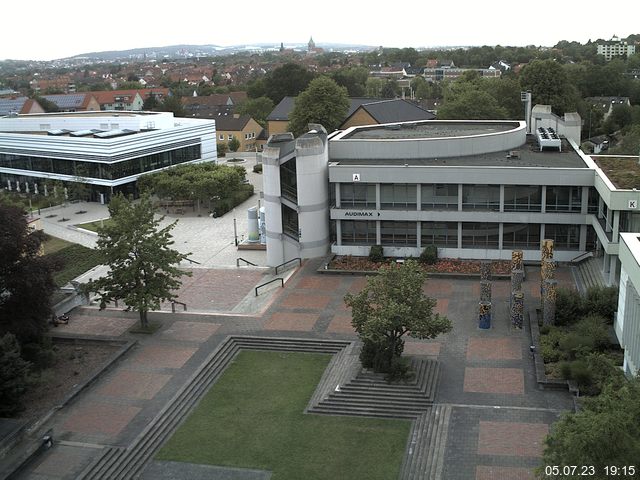 Foto der Webcam: Verwaltungsgebäude, Innenhof mit Audimax, Hörsaal-Gebäude 1