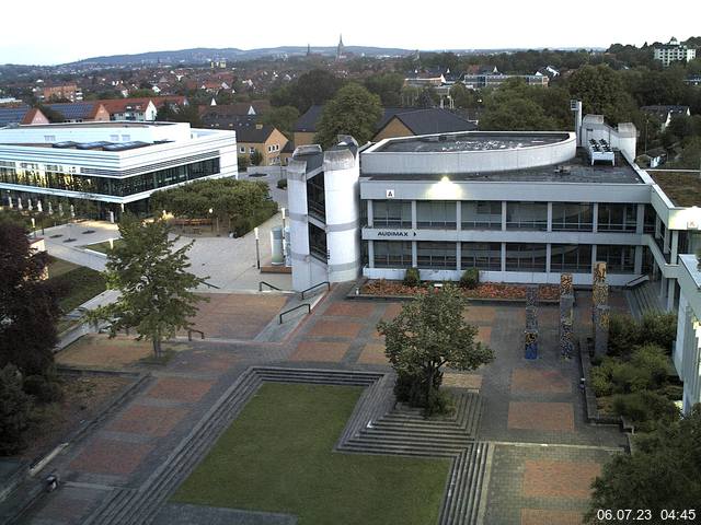 Foto der Webcam: Verwaltungsgebäude, Innenhof mit Audimax, Hörsaal-Gebäude 1