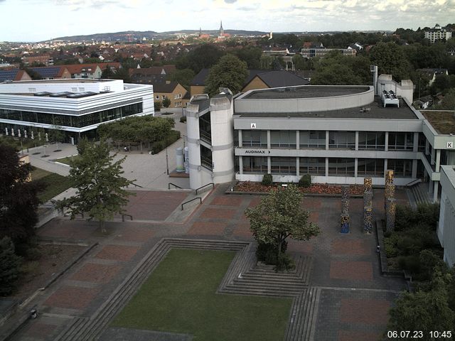 Foto der Webcam: Verwaltungsgebäude, Innenhof mit Audimax, Hörsaal-Gebäude 1