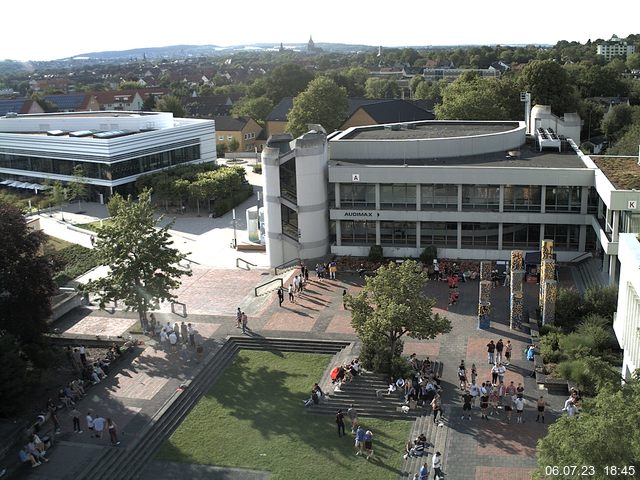 Foto der Webcam: Verwaltungsgebäude, Innenhof mit Audimax, Hörsaal-Gebäude 1