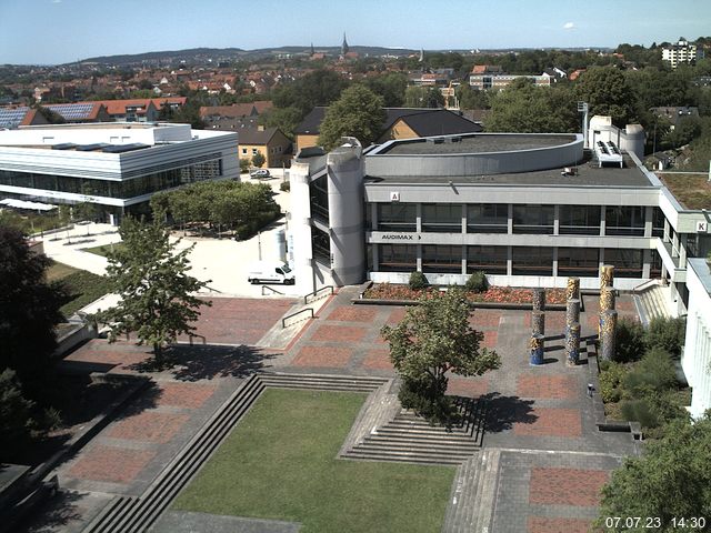 Foto der Webcam: Verwaltungsgebäude, Innenhof mit Audimax, Hörsaal-Gebäude 1