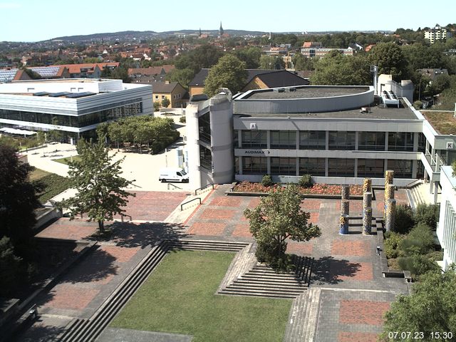 Foto der Webcam: Verwaltungsgebäude, Innenhof mit Audimax, Hörsaal-Gebäude 1