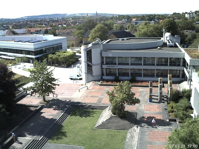 Foto der Webcam: Verwaltungsgebäude, Innenhof mit Audimax, Hörsaal-Gebäude 1