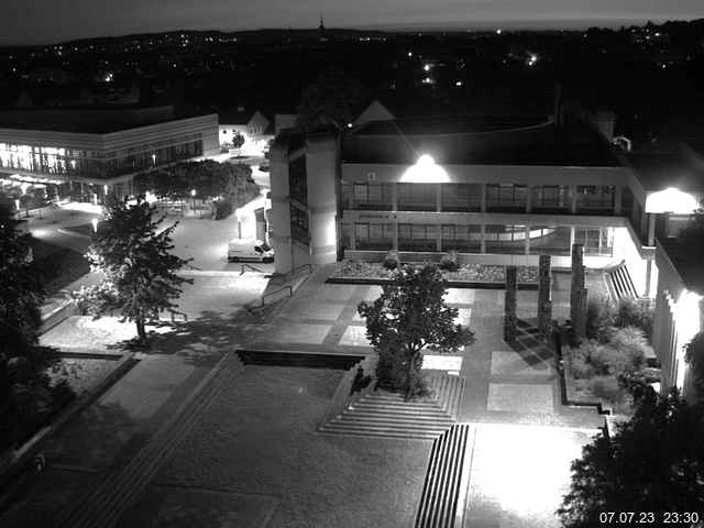 Foto der Webcam: Verwaltungsgebäude, Innenhof mit Audimax, Hörsaal-Gebäude 1