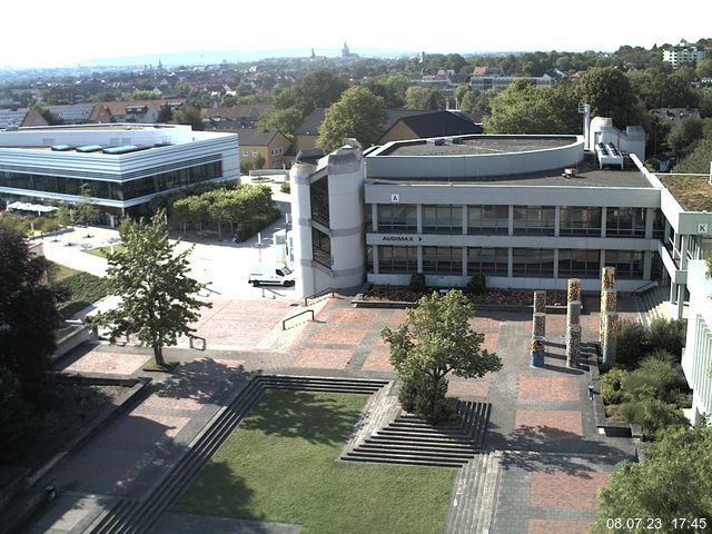 Foto der Webcam: Verwaltungsgebäude, Innenhof mit Audimax, Hörsaal-Gebäude 1