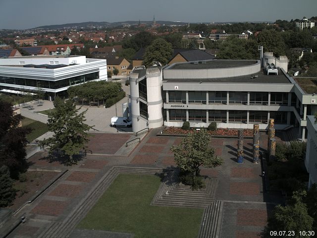 Foto der Webcam: Verwaltungsgebäude, Innenhof mit Audimax, Hörsaal-Gebäude 1