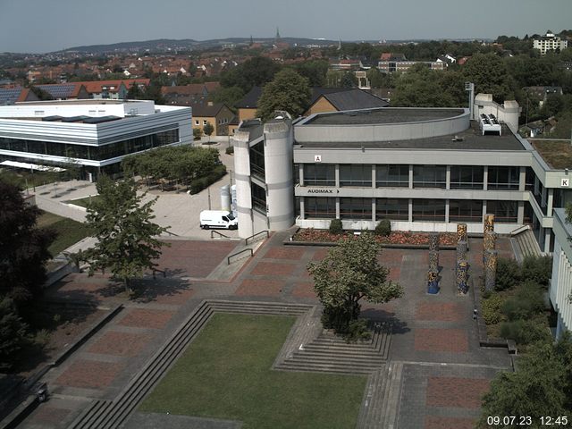 Foto der Webcam: Verwaltungsgebäude, Innenhof mit Audimax, Hörsaal-Gebäude 1