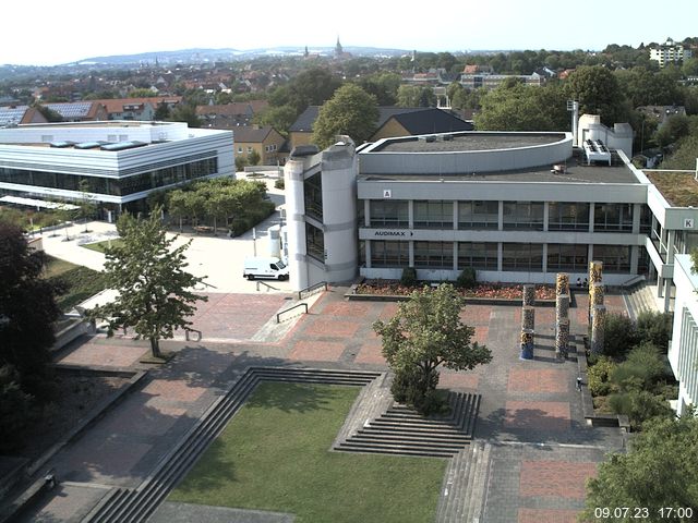 Foto der Webcam: Verwaltungsgebäude, Innenhof mit Audimax, Hörsaal-Gebäude 1