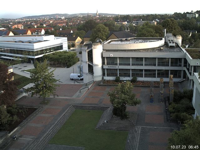 Foto der Webcam: Verwaltungsgebäude, Innenhof mit Audimax, Hörsaal-Gebäude 1