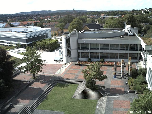 Foto der Webcam: Verwaltungsgebäude, Innenhof mit Audimax, Hörsaal-Gebäude 1