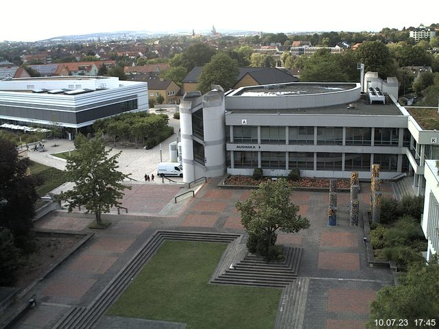 Foto der Webcam: Verwaltungsgebäude, Innenhof mit Audimax, Hörsaal-Gebäude 1