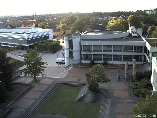 Foto der Webcam: Verwaltungsgebäude, Innenhof mit Audimax, Hörsaal-Gebäude 1