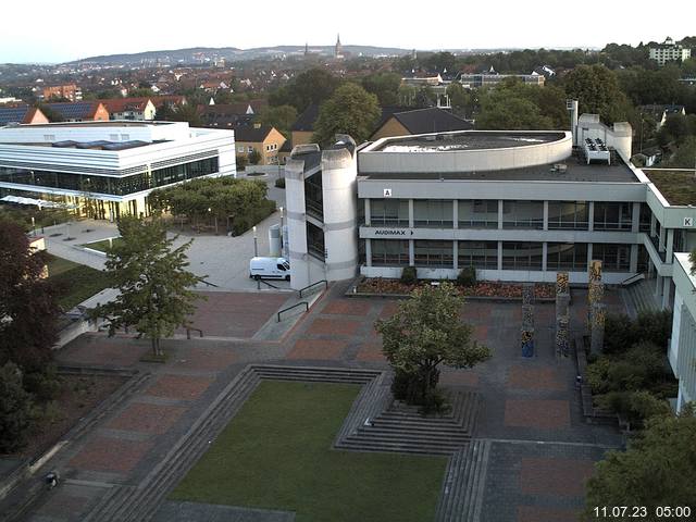 Foto der Webcam: Verwaltungsgebäude, Innenhof mit Audimax, Hörsaal-Gebäude 1