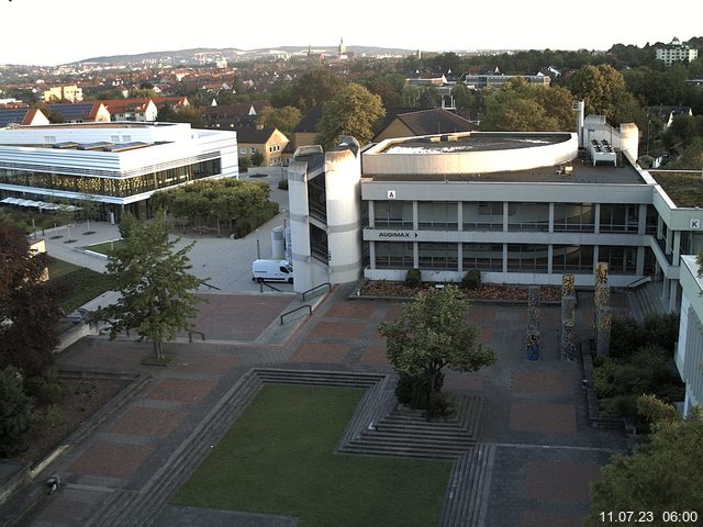 Foto der Webcam: Verwaltungsgebäude, Innenhof mit Audimax, Hörsaal-Gebäude 1