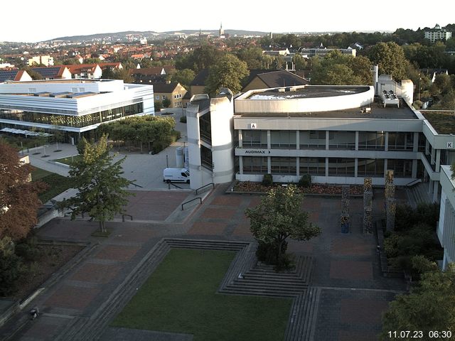 Foto der Webcam: Verwaltungsgebäude, Innenhof mit Audimax, Hörsaal-Gebäude 1