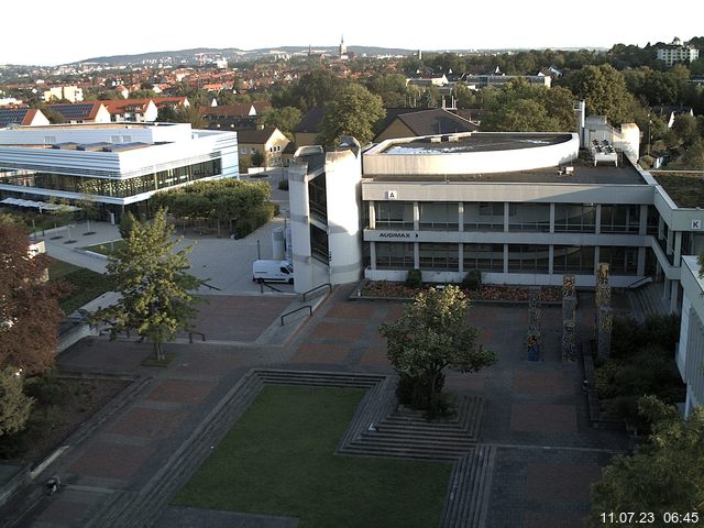 Foto der Webcam: Verwaltungsgebäude, Innenhof mit Audimax, Hörsaal-Gebäude 1