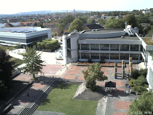 Foto der Webcam: Verwaltungsgebäude, Innenhof mit Audimax, Hörsaal-Gebäude 1