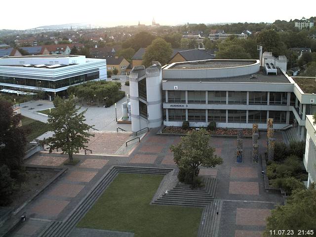 Foto der Webcam: Verwaltungsgebäude, Innenhof mit Audimax, Hörsaal-Gebäude 1