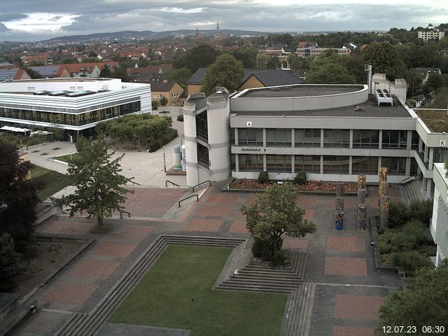 Foto der Webcam: Verwaltungsgebäude, Innenhof mit Audimax, Hörsaal-Gebäude 1