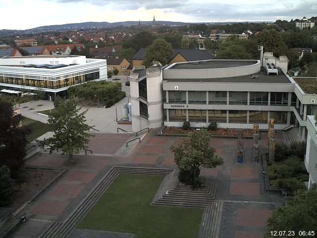 Foto der Webcam: Verwaltungsgebäude, Innenhof mit Audimax, Hörsaal-Gebäude 1