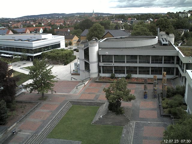 Foto der Webcam: Verwaltungsgebäude, Innenhof mit Audimax, Hörsaal-Gebäude 1