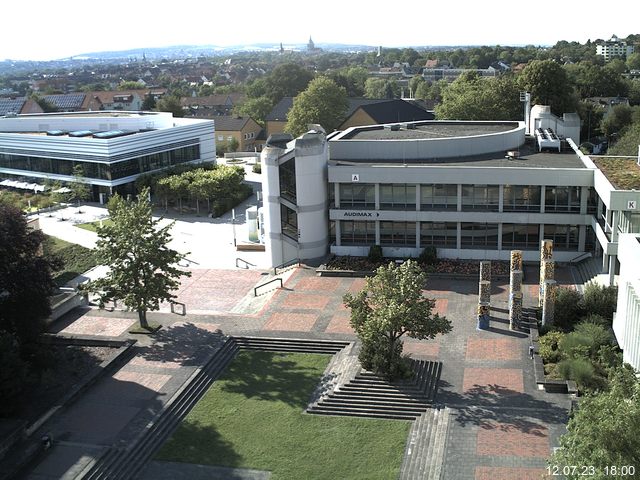 Foto der Webcam: Verwaltungsgebäude, Innenhof mit Audimax, Hörsaal-Gebäude 1